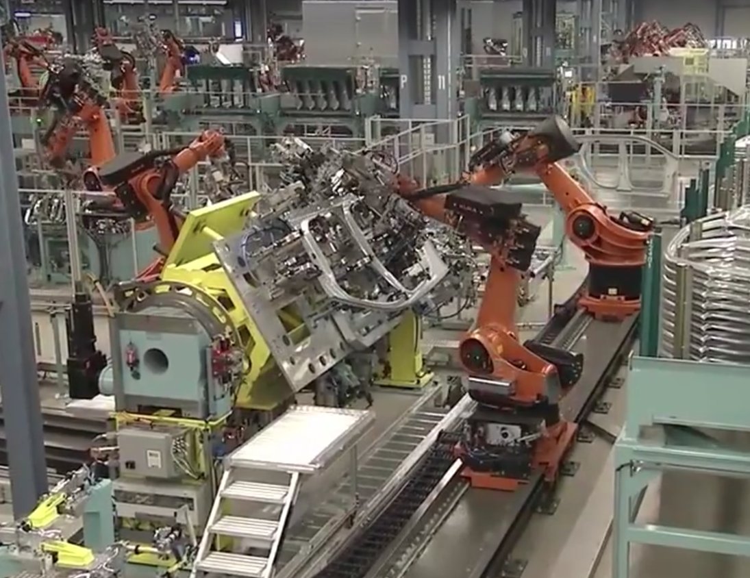 Axialrc's tweet image. Check out this video of the #Mercedes  #ProductionLine facebook.com/92605881080529… #AutomatedFactory #Automobile #Robots