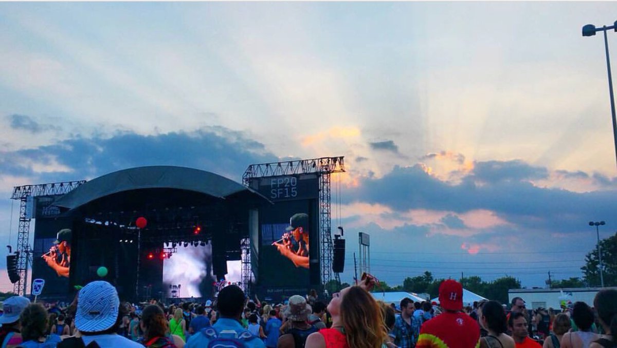 KingSlakr's tweet photo. #FPSFfbf #FPSFcountdown #chancetherapper #FPSF2015 my 1st music festival Nd i went alone still had a blast👍 https://t.co/XoWYveY4iq
