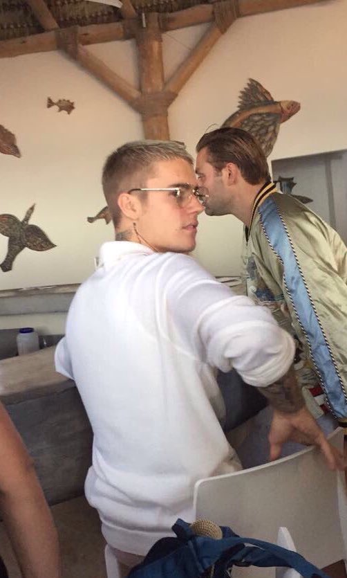 FlorDeBelieber's tweet photo. Justin es como nuestro segundo nombre
Escuchamos que alguien dice "JUSTIN" y de una volteamos
#Justin4MMVA https://t.co/y9kCElExoi