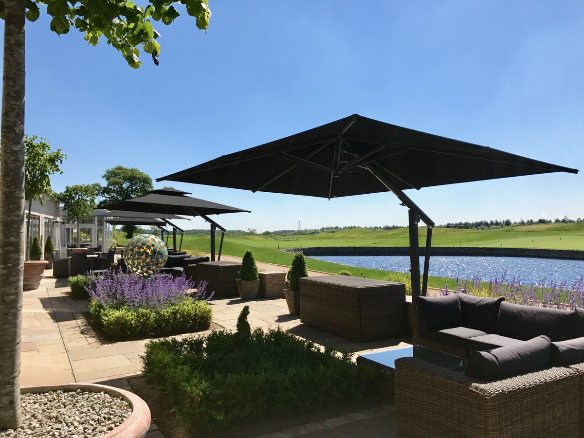 That #FridayFeeling is always better when the sun is shining! No better place to enjoy a delicious aperitif than our beautiful terrace! 👌