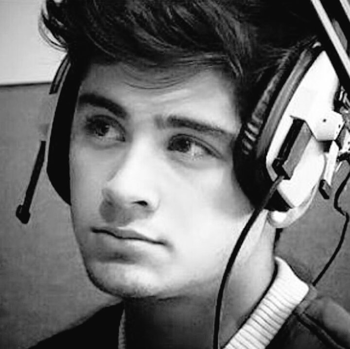 _duppppp's tweet photo. Just know that we miss you.@zaynmalik
#SoloZayn #DafBama2017_Zayn
#VeranoMTV2017 Zayn
#ItalianMTVAwards
#ZAYN #MTVFanFight https://t.co/SitNskJyW6
