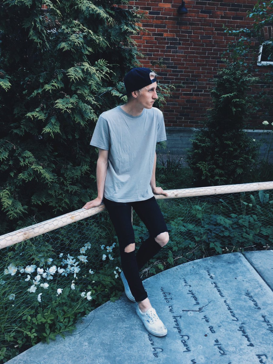 gustaf_nvu's tweet photo. Damn Daniel, back at it again with the dirty vans... 👟#ineedcrepprotect https://t.co/RD1Yimlcwl