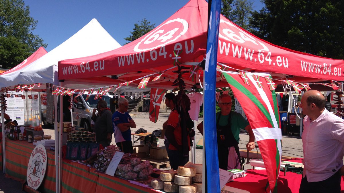 Les Trois Etché <a href="/3_etche/">Les 3 Etché</a> pédalent pour la jeunesse guinéenne jusqu'à Baccarat. Reportage à 19h bit.ly/2s3REtv cc <a href="/F3Aquitaine/">France 3 Aquitaine</a>