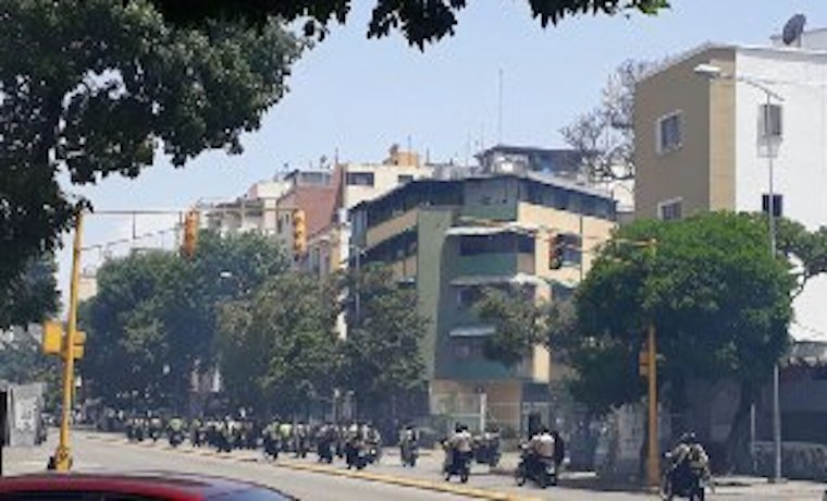 CaraotaDigital's tweet photo. Marcha de los Libertadores: #PNB dispersó a manifestantes de la Av Victoria https://t.co/hbyFB3tPZP  https://t.co/cgw9DcMDFH