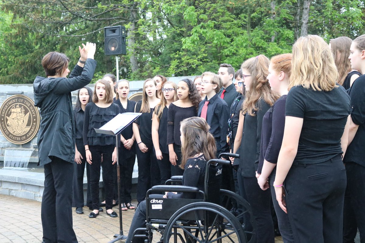 WCSD_K12's tweet photo. #MillMiddle students observed Memorial Day this AM w/ patriotic readings & songs by choral group & brass band at Amherst Veterans Memorial. https://t.co/klTARNVRsu