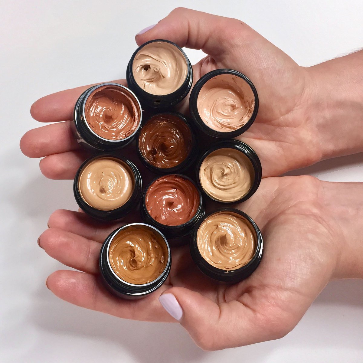 kevyn_aucoin's tweet photo. The #SensualSkinEnhancer hydrates and mimics the appearance of healthy, radiant skin with its ability to provide sheer-to-complete coverage. https://t.co/BZZKa1x9oq