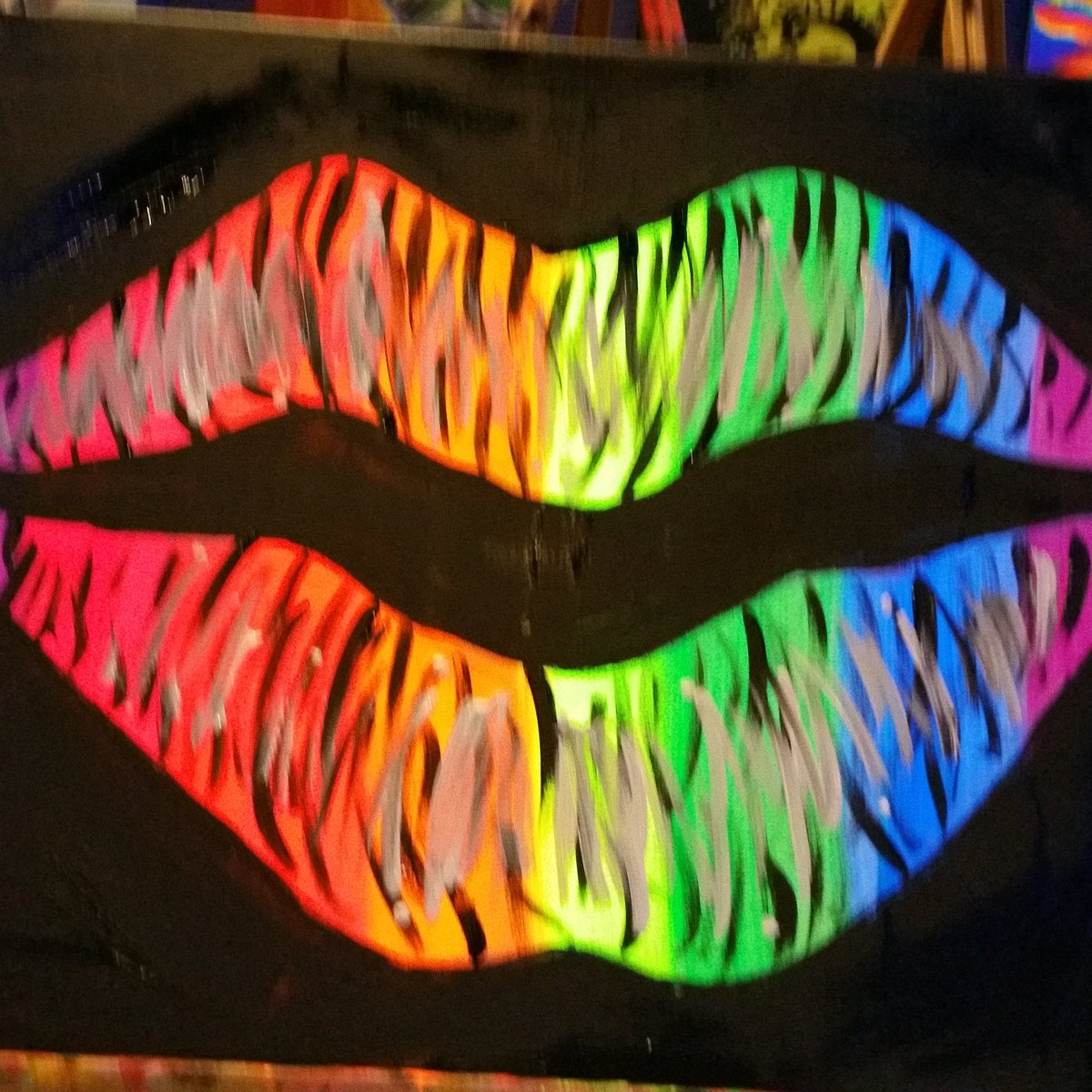 apro4real's tweet photo. Had a great time black light painting last night at Pinot's Palette in Norfolk! #KeepInMindImAnArtist https://t.co/PPMJIQmu9D