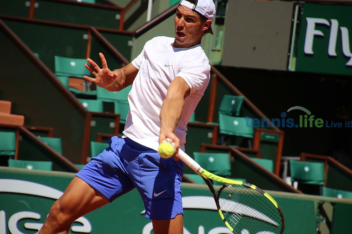 tennislifenews's tweet photo. .@RafaelNadal in serious beast mode on Chatrier practicing w/David Goffin. Empty stands only accentuate cracking sound. #smackingit https://t.co/oe0rPLQomS