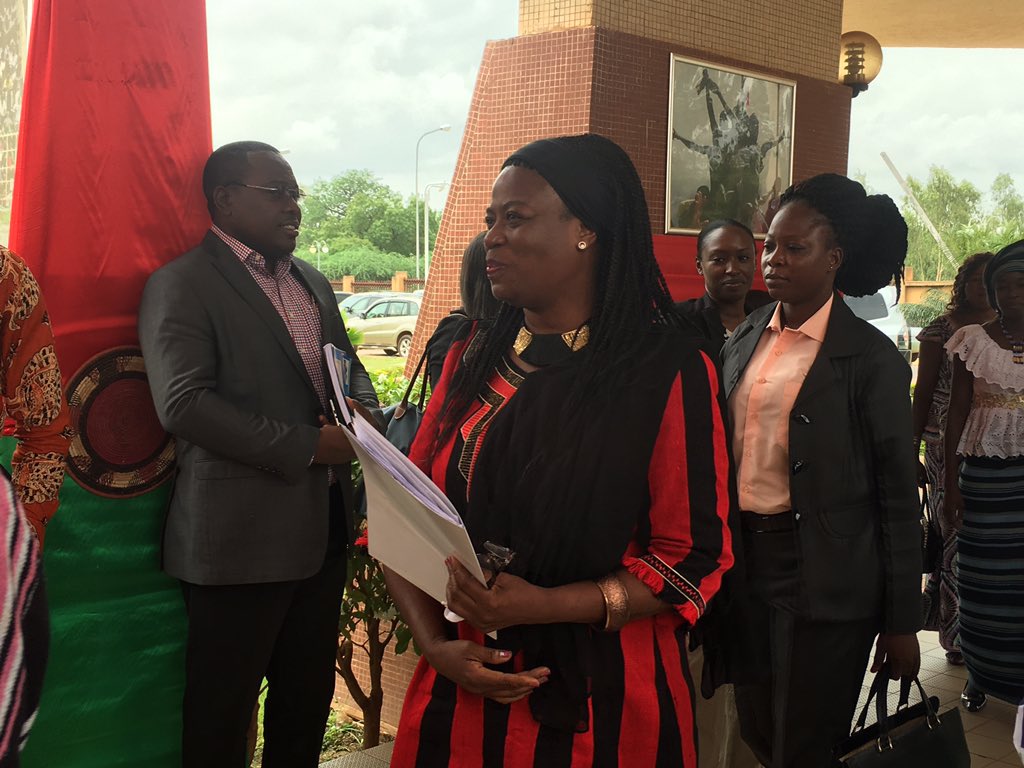muriness's tweet photo. Arrivée des caravaniers en compagnie de la 2ème dame du Burkina Faso, Mme Anne Thiéba à l'Assemblée Nationale. #OPCaravan17 https://t.co/TwoRwVvzaJ
