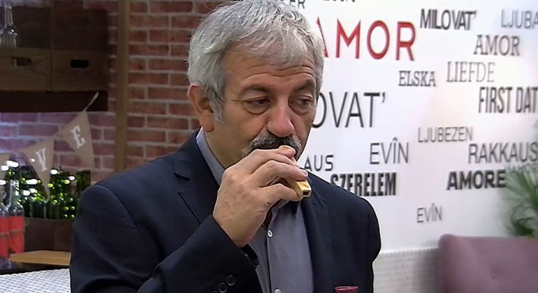 Ecoteuve's tweet photo. Hilarante broma de Carlos Sobera, de 'First Dates', con un silbato: "Este es el pito de tu cita" #FirstDates345 https://t.co/cYnXX3IsN3 https://t.co/Evj0w3fBeY