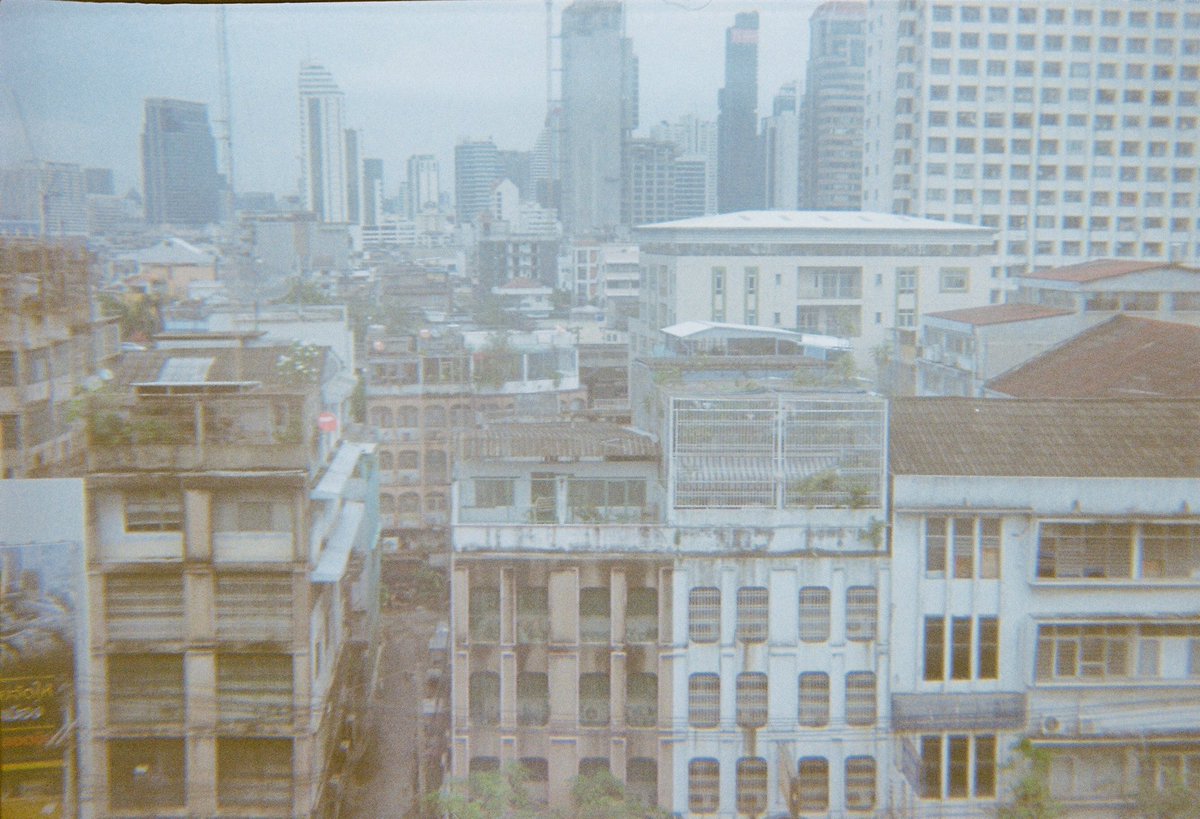 シロブルー tweet media