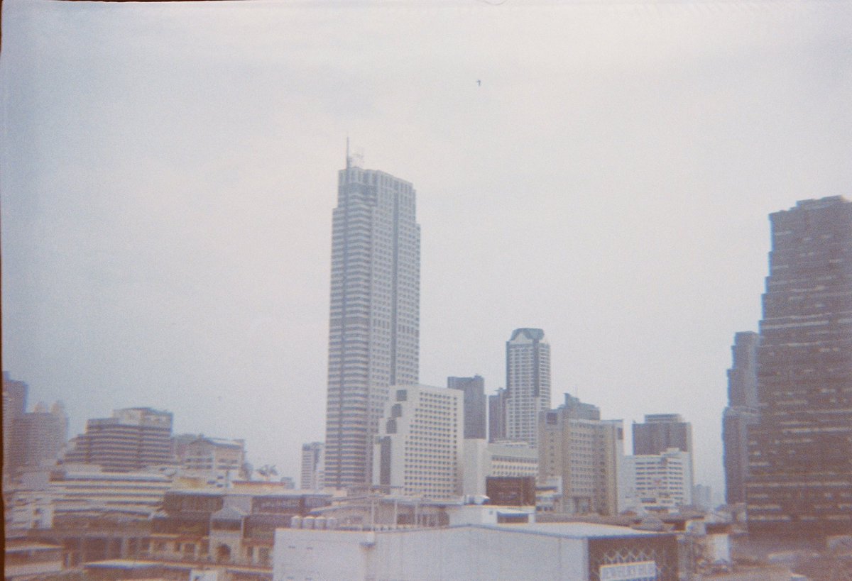 シロブルー tweet media