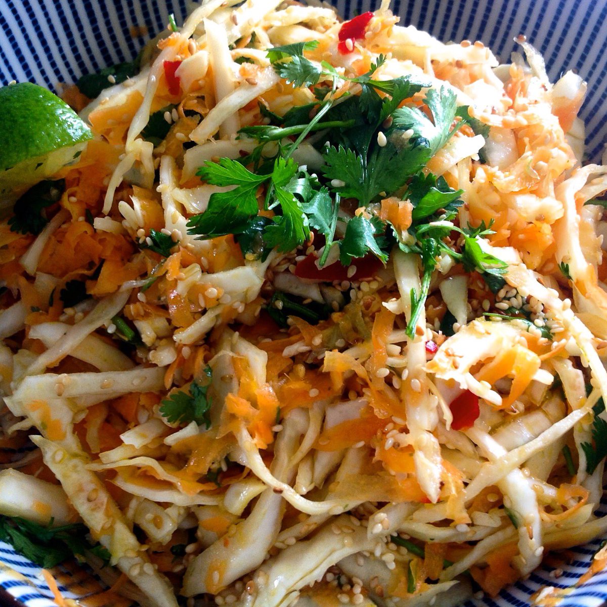 ClareEPLS's tweet photo. Ooo the #sunshine #bbq time #willynilly @foodies100 #tefreshing #slaw https://t.co/376CIeHNF5 https://t.co/zguNHFscnM