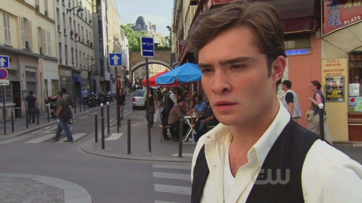 Become french. Актер Чак басс в полный рост. Ed Westwick with Flowers Gossip girl screenshot.