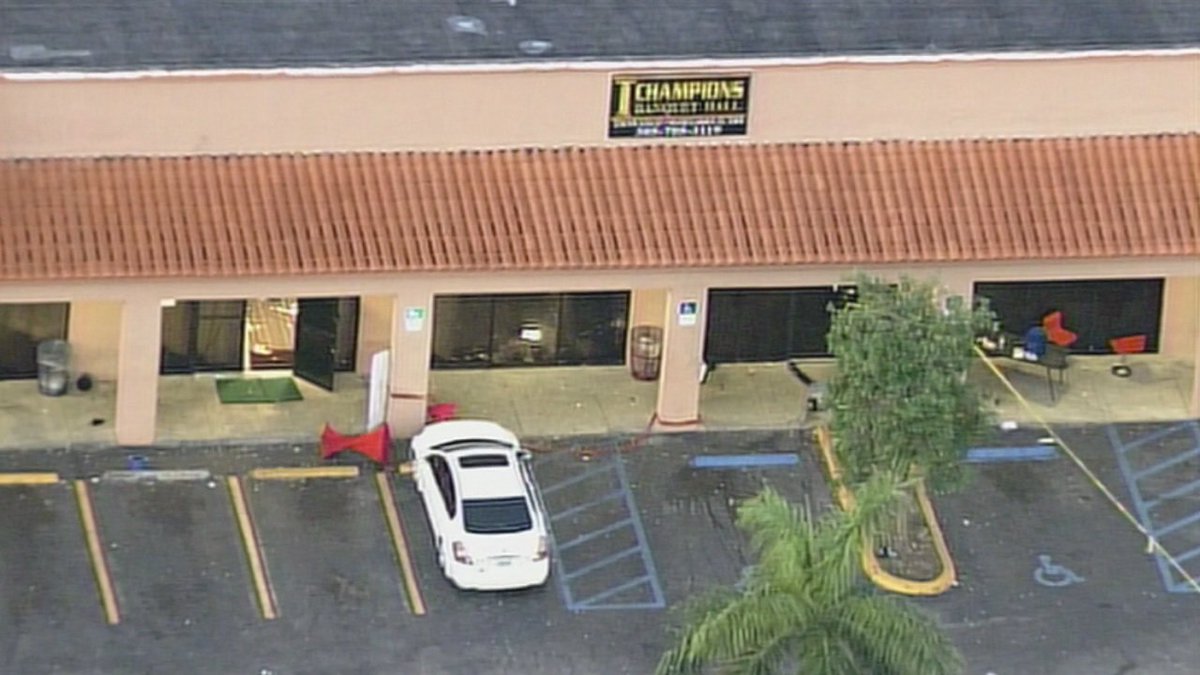 BANQUET HALL SHOOTING: Four victims in hospital after bullets fly in Miami Gardens. bit.ly/2rosPwi https://t.co/z2RXSIZ59v