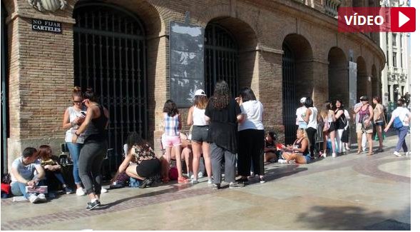 lasprovincias's tweet photo. @ricky_martin #VÍDEO | Colas desde primera hora de la mañana para ver a @ricky_martin en #Valencia https://t.co/ReWz8QaGtK https://t.co/aJYP7znfT4