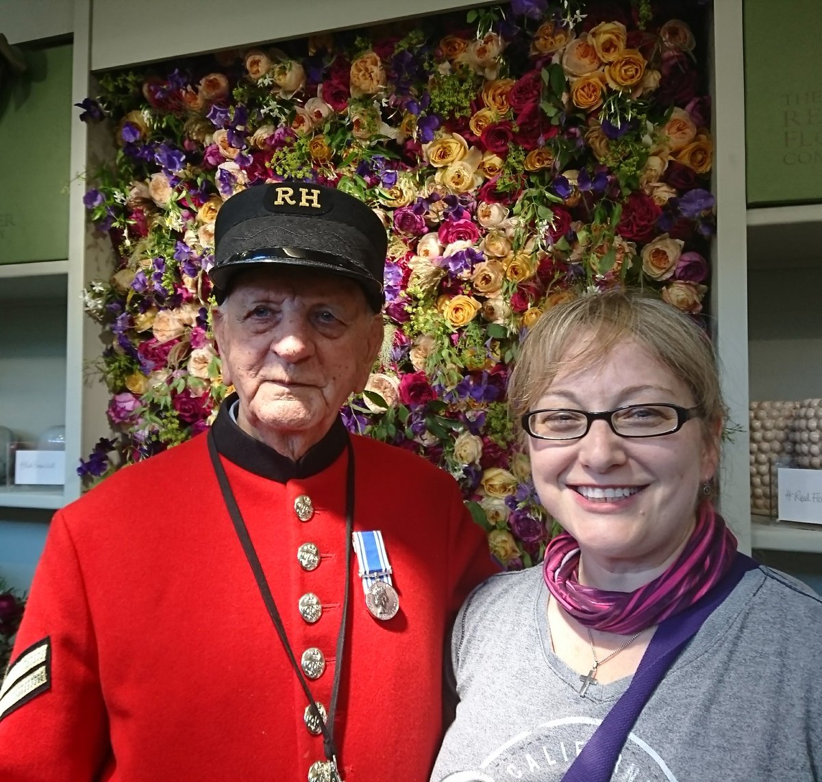 CyberGoGiver's tweet photo. The best bit of #RHSChelsea - met this handsome fella 🇬🇧 💜 
@The_RHS #realflowerwall https://t.co/8vQPMyF7p6