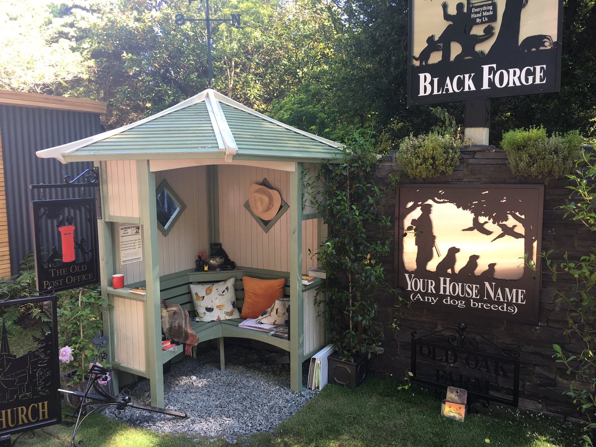 rgp1926's tweet photo. Rowlinson Elegant Corner Arbour in use in a stand at Chelsea. https://t.co/VlAvJdvdSt