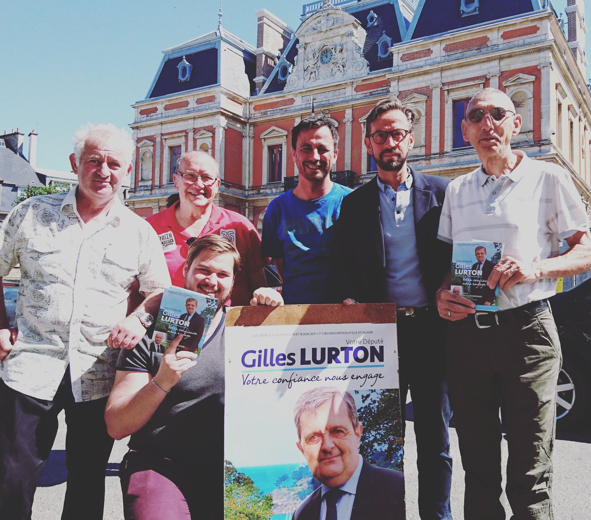 gilleslurton's tweet photo. Ce matin à votre rencontre sur le marché de #StServan. Bravo 👏 et merci à tous les militants qui m'apportent leur soutien aux marchés https://t.co/XUelSnKS0P