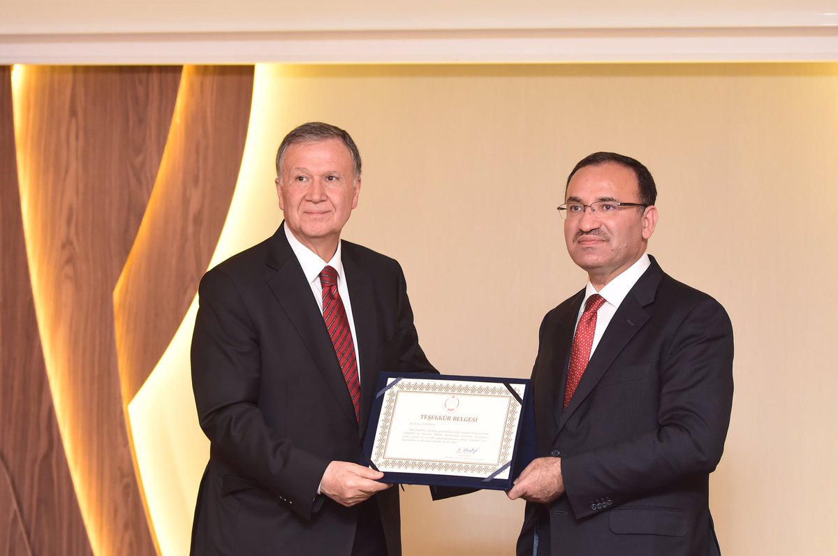 Adalet Bakanı ve HSYK Başkanı <a href="/bybekirbozdag/">Bekir  Bozdağ</a> HSYK üyeleri <a href="/mehmetyilmaz073/">Mehmet Yilmaz</a> <a href="/hhalilkoc/">Halil Koç</a> <a href="/MYandrmaz/">Metin Yandirmaz</a> ve Taci Bayhan'a teşekkür belgesi verdi.