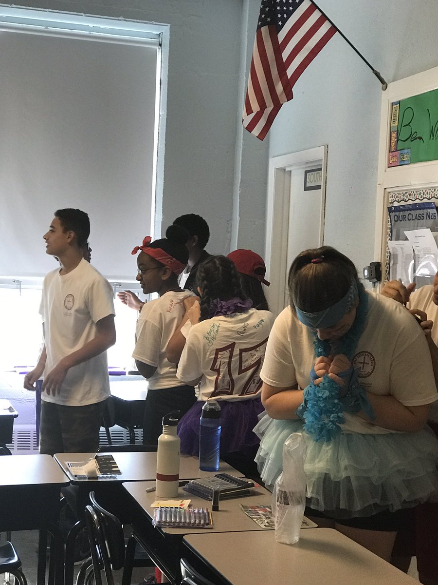 HolyRedeemerCP's tweet image. Signing class T-shirts! #tradition #classshirts#fieldday #adwteach