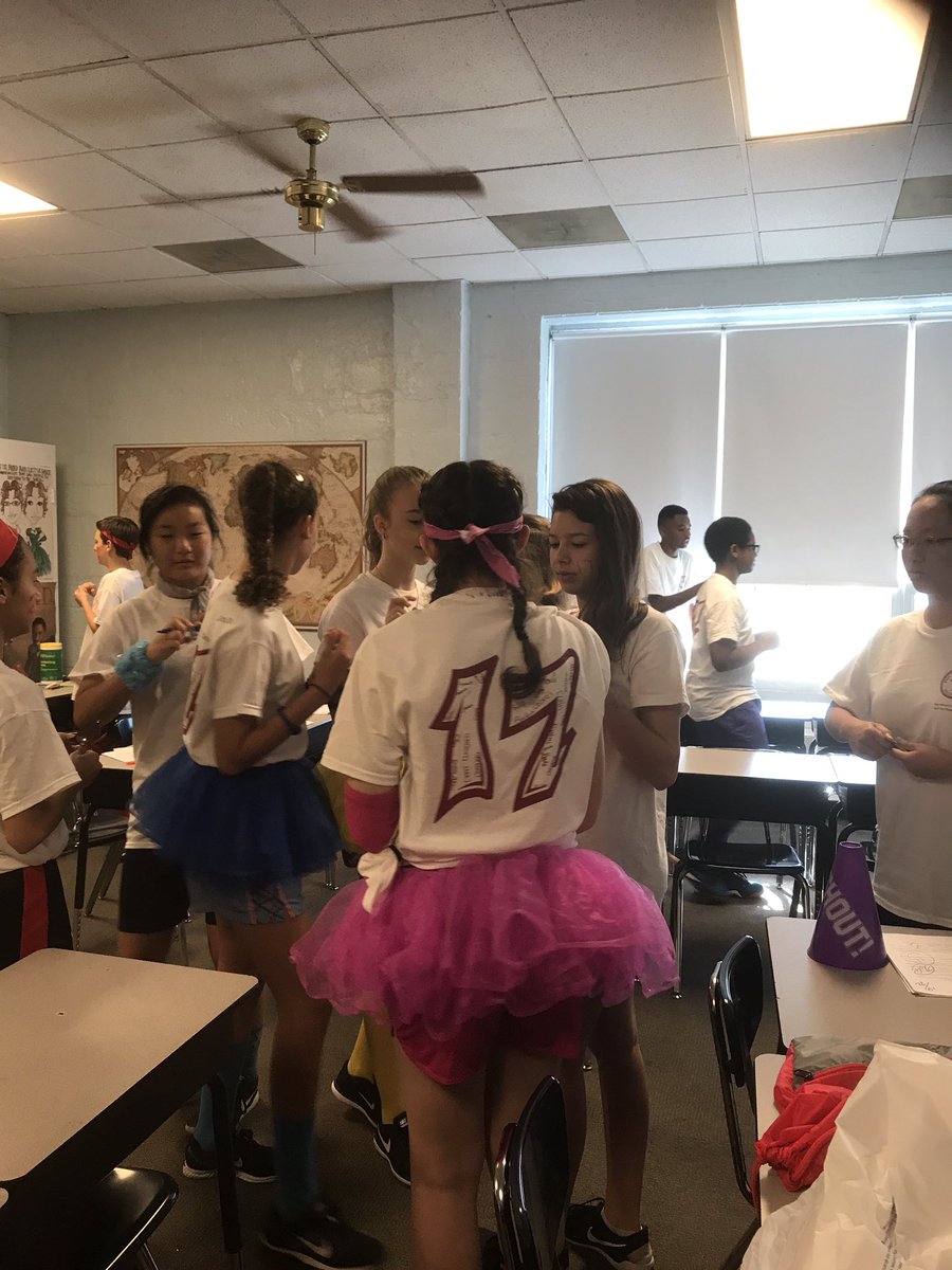 HolyRedeemerCP's tweet image. Signing class T-shirts! #tradition #classshirts#fieldday #adwteach