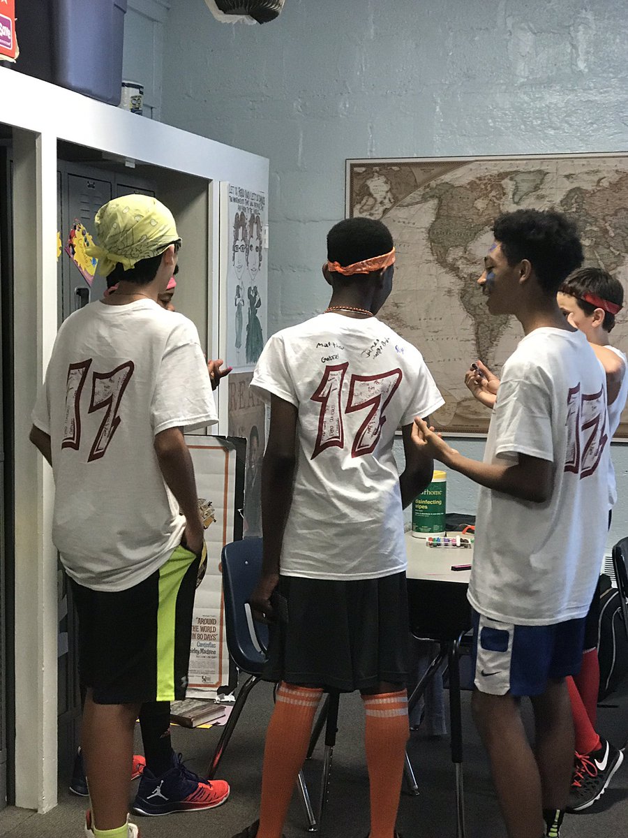 HolyRedeemerCP's tweet image. Signing class T-shirts! #tradition #classshirts#fieldday #adwteach