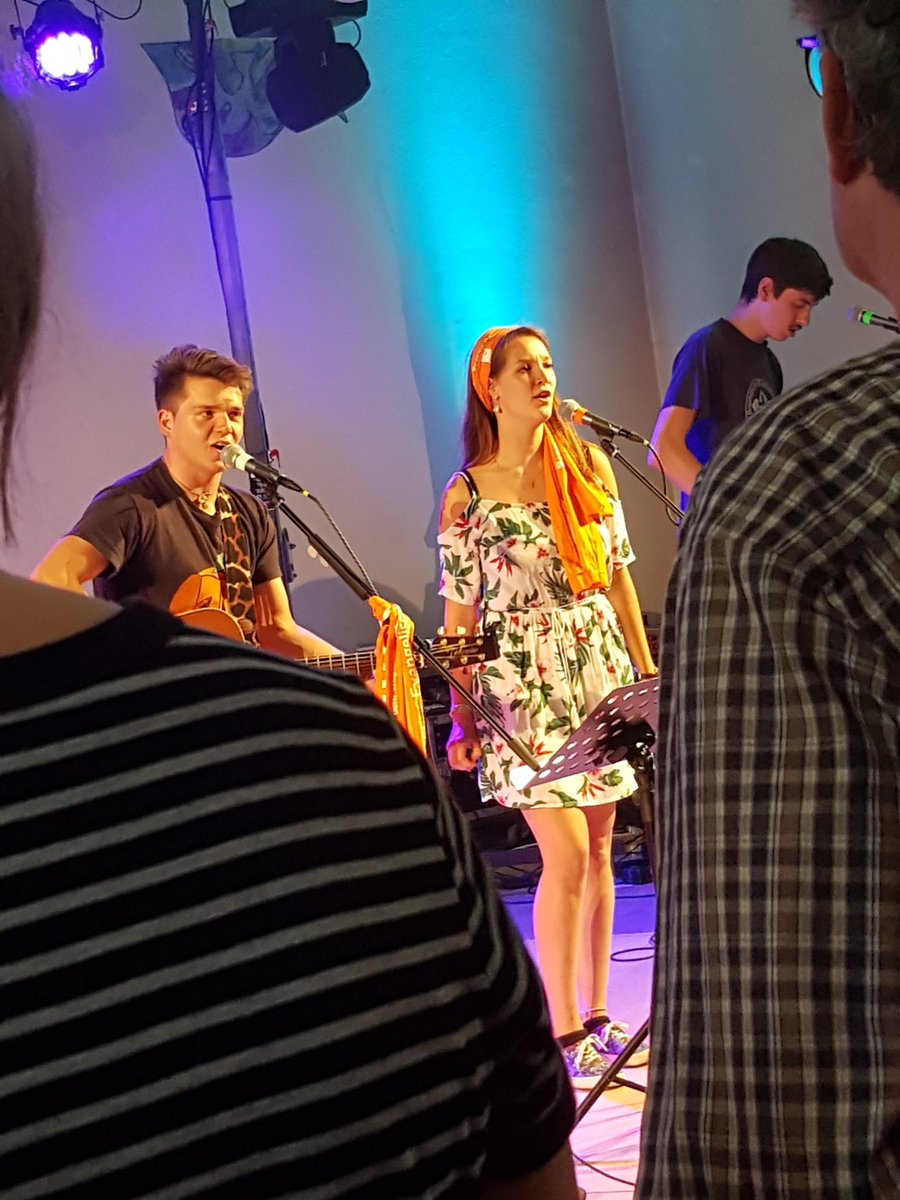 Das sind sie: unsere Moderatoren: <a href="/emilylyegg/">Em</a> und <a href="/lukaserhardt/">Lukas Erhardt</a> und unsere wunderschöne Band !!! #dekt17 #UPdate