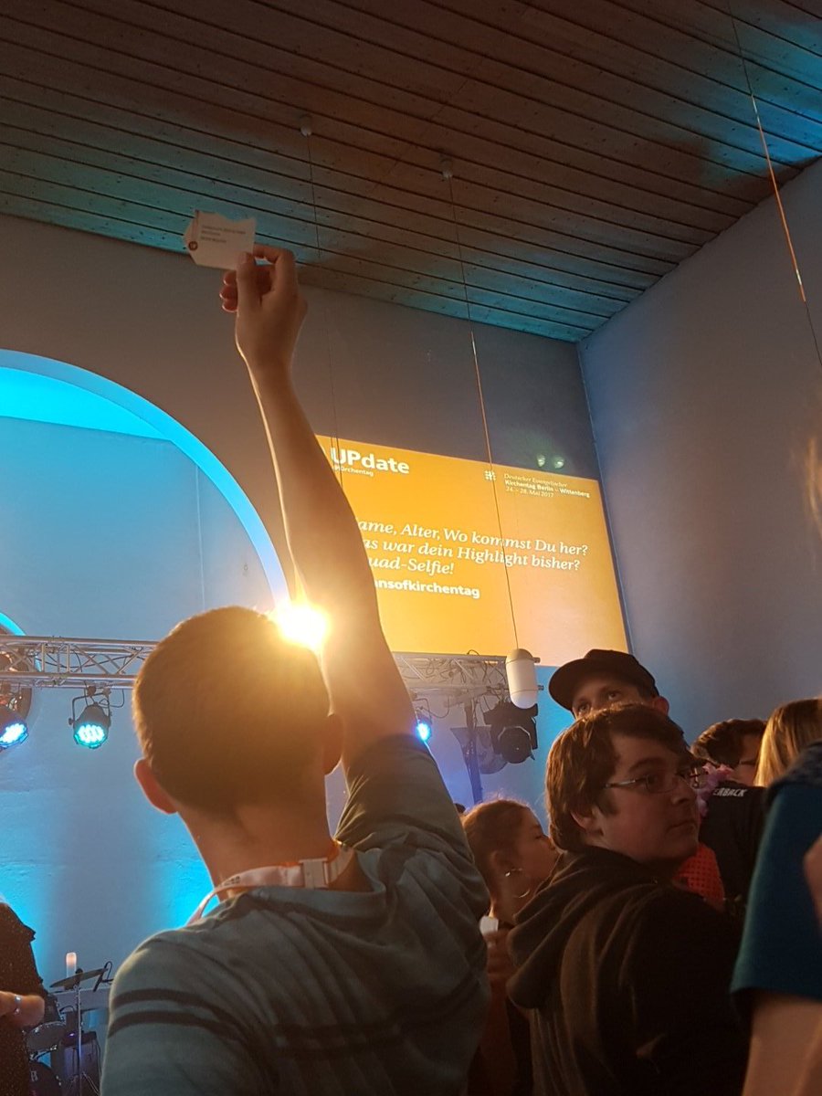 Kennlernspiel: jeder sucht seine Postkartenschnipselkumpels 
#dekt17 #UPdate