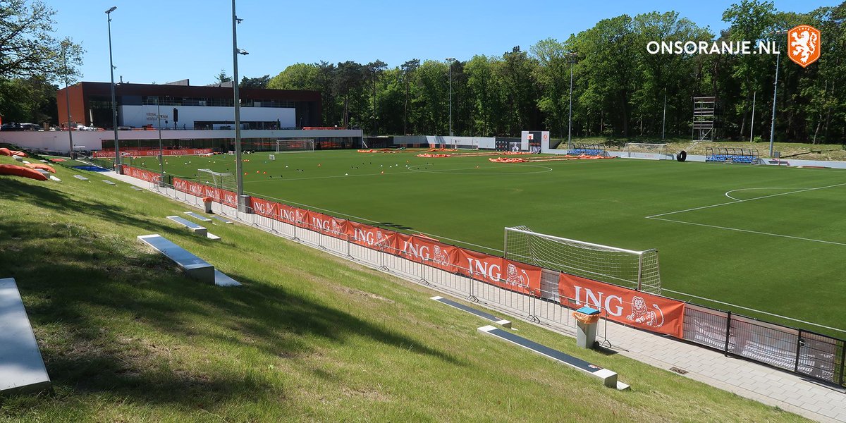 OnsOranje's tweet photo. Druk bezig met de opbouw om morgen 2200 kinderen te ontvangen op de #KNVBCampus voor de #OranjeFandag! https://t.co/QnXZprVYWQ