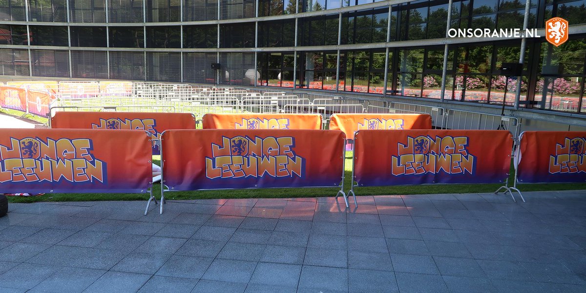 OnsOranje's tweet photo. Druk bezig met de opbouw om morgen 2200 kinderen te ontvangen op de #KNVBCampus voor de #OranjeFandag! https://t.co/QnXZprVYWQ