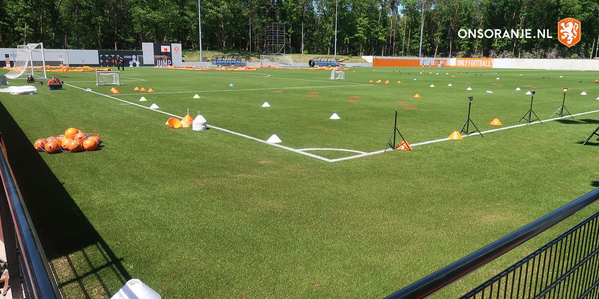 OnsOranje's tweet photo. Druk bezig met de opbouw om morgen 2200 kinderen te ontvangen op de #KNVBCampus voor de #OranjeFandag! https://t.co/QnXZprVYWQ
