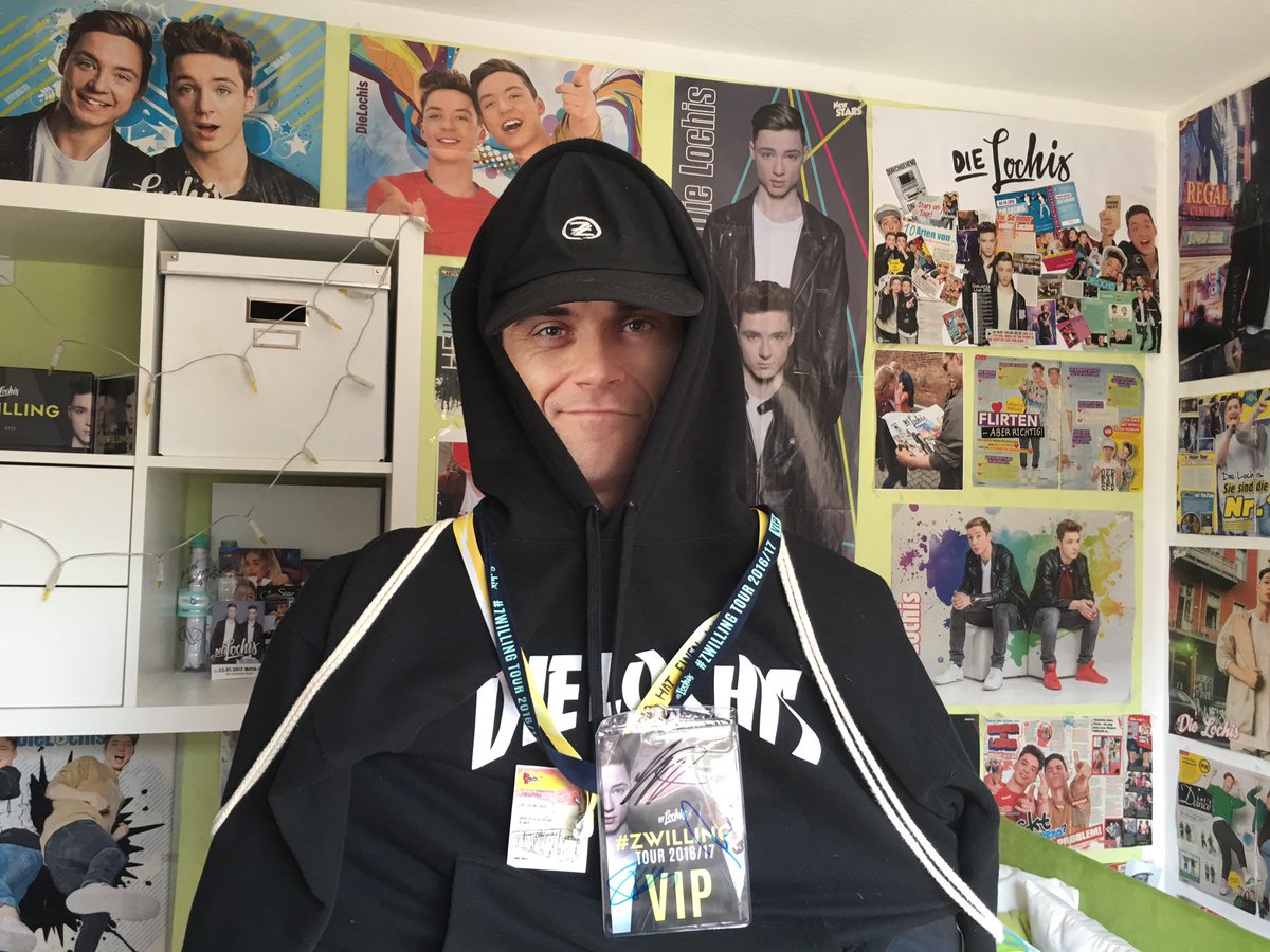 hiekolochmann's tweet photo. Selbst Pappfigur Robbie Williams im #HeiroStyle ππ
@dielochis @LochisHeiko https://t.co/8bw9dJaXVE