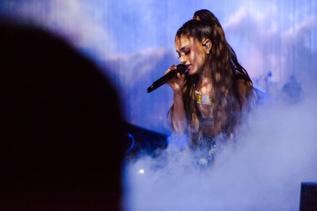 ArianaGrandeSet's tweet photo. RT if you have a heart ♡
#PrayForManchester #HopingForBetterDays
@ArianaGrande #ArianaGrande
@GRANDEXPLlClT @agbtop https://t.co/qaC3Ua5rjR