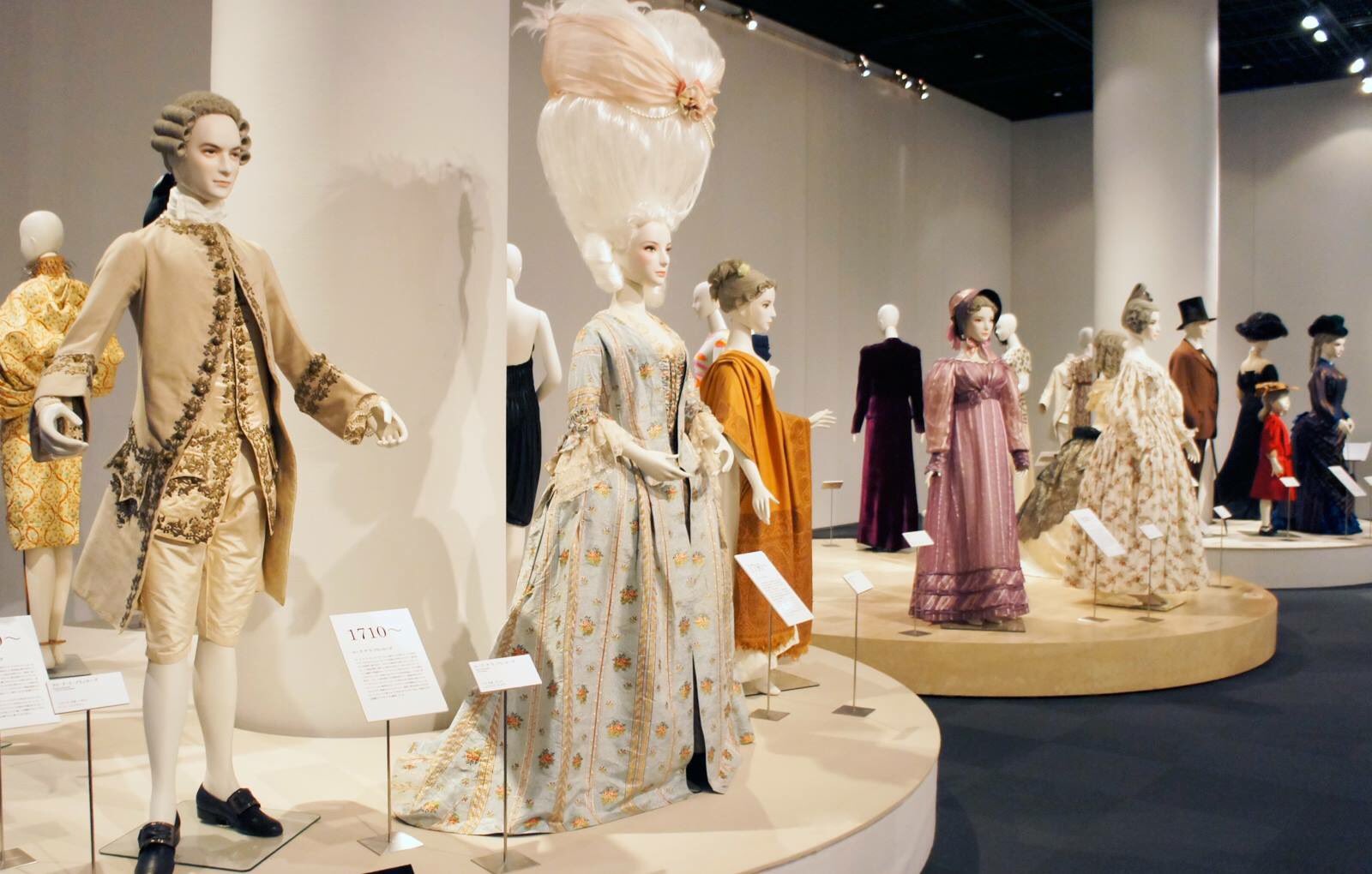 神戸ファッション美術館 西洋服飾史年表 ベーシック展示では 実物衣装で西洋衣装の歴史を辿ることができる西洋服飾史年表をご覧いただけます 神戸ファッション美術館収蔵衣装より 18世紀から現在まで時系列に沿ってご紹介しております T