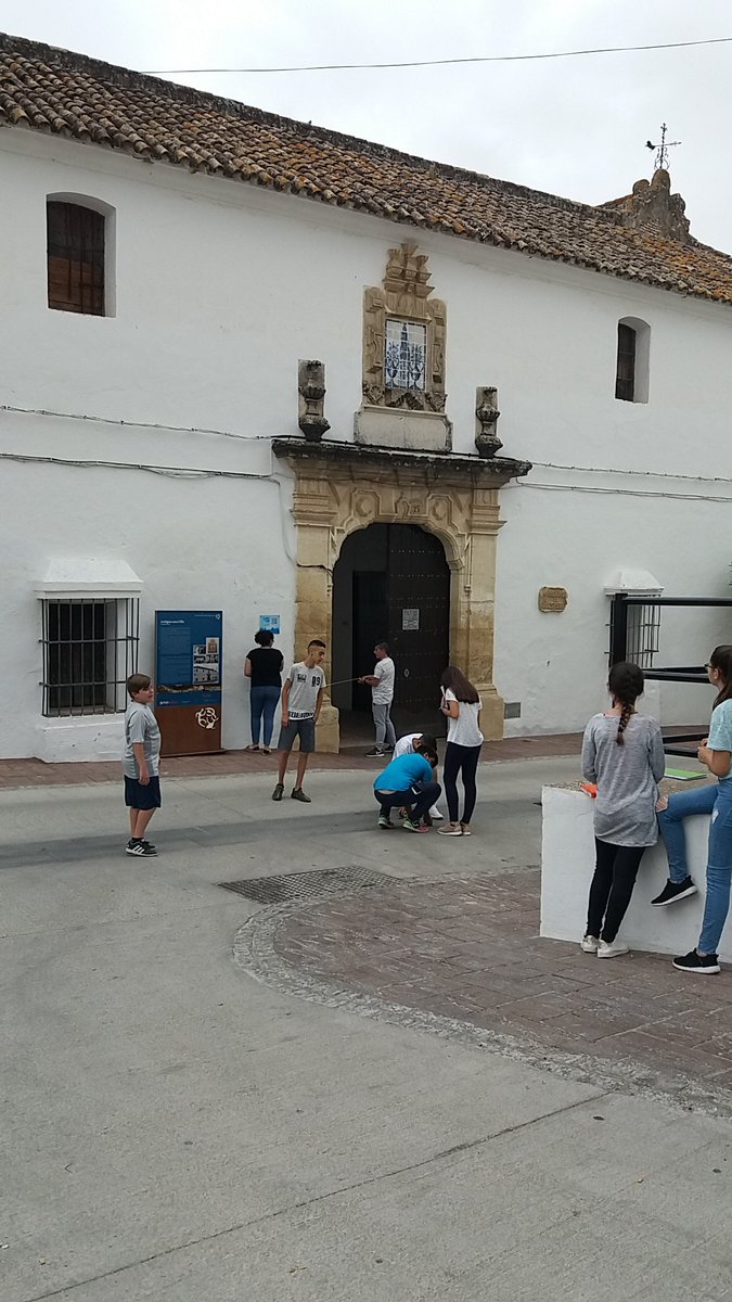Candela_ElArco's tweet photo. En 2ESO medimos con metro y espejo para nuestro pf de recortables de edificios singulares de Espera.@IESFatetar @charrojb #abp #stem https://t.co/bndY1H7zJI