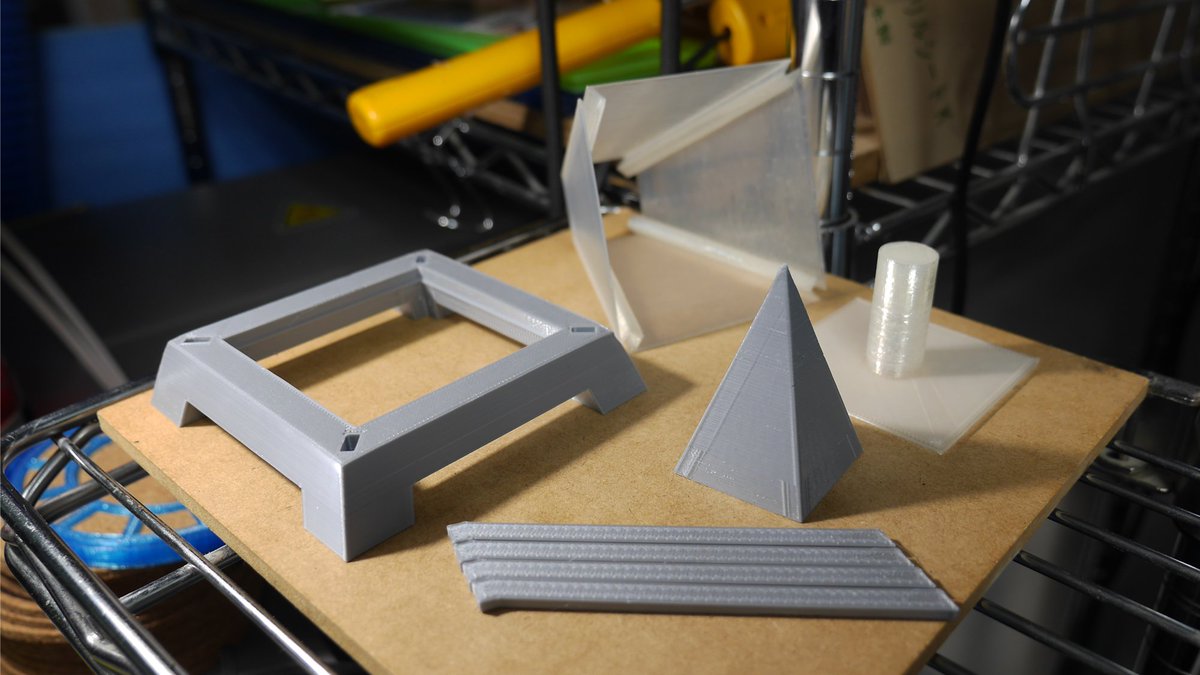 mugenrenpou's tweet photo. 3Dプリンタ(#trinus3d)で、ソードアート・オンラインに登場するアイテムを形成したです。キリトさんとアスナさんとユイちゃんの家にあるライトスタンドと、深い穴の底でキリトさんと心が揺れ動くリズベットさんを照らしていたランプとなります。複雑な気持ちにナルルン。ライトスタンドで https://t.co/lVm972bP55