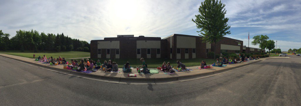 FirstiesMES's tweet photo. R means READ OUTSIDE! Great way to start our Friday! #theMESway #ABCcountdown https://t.co/zgL7ROFCm1
