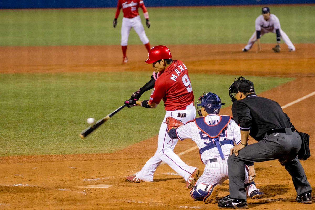 テッシ Pa Twitter ボールがバットに当たった瞬間を捉えれた記念 なお 一塁ランナーお菊は空中浮遊ちう 17 5 10 神宮 Carp 丸佳浩 菊池涼介