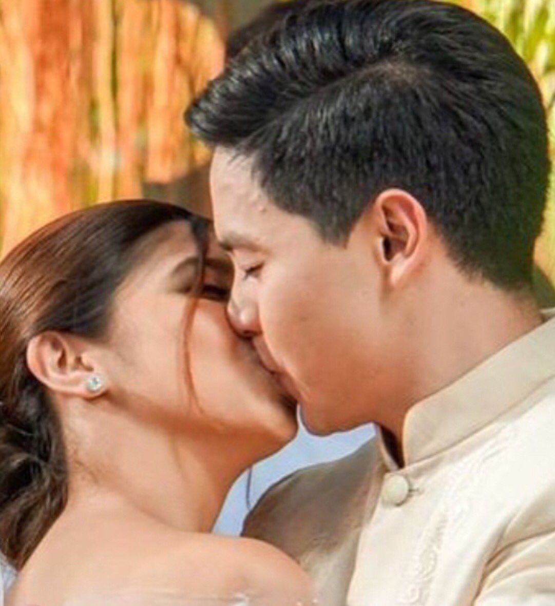 noivcalderon's tweet photo. You may now kiss the bride, but the bride also kiss the groom. Happy romantic ending ng love story nina Benjie at Sinag #ALDUBxDTBYFinale https://t.co/x9EpvnFsD8