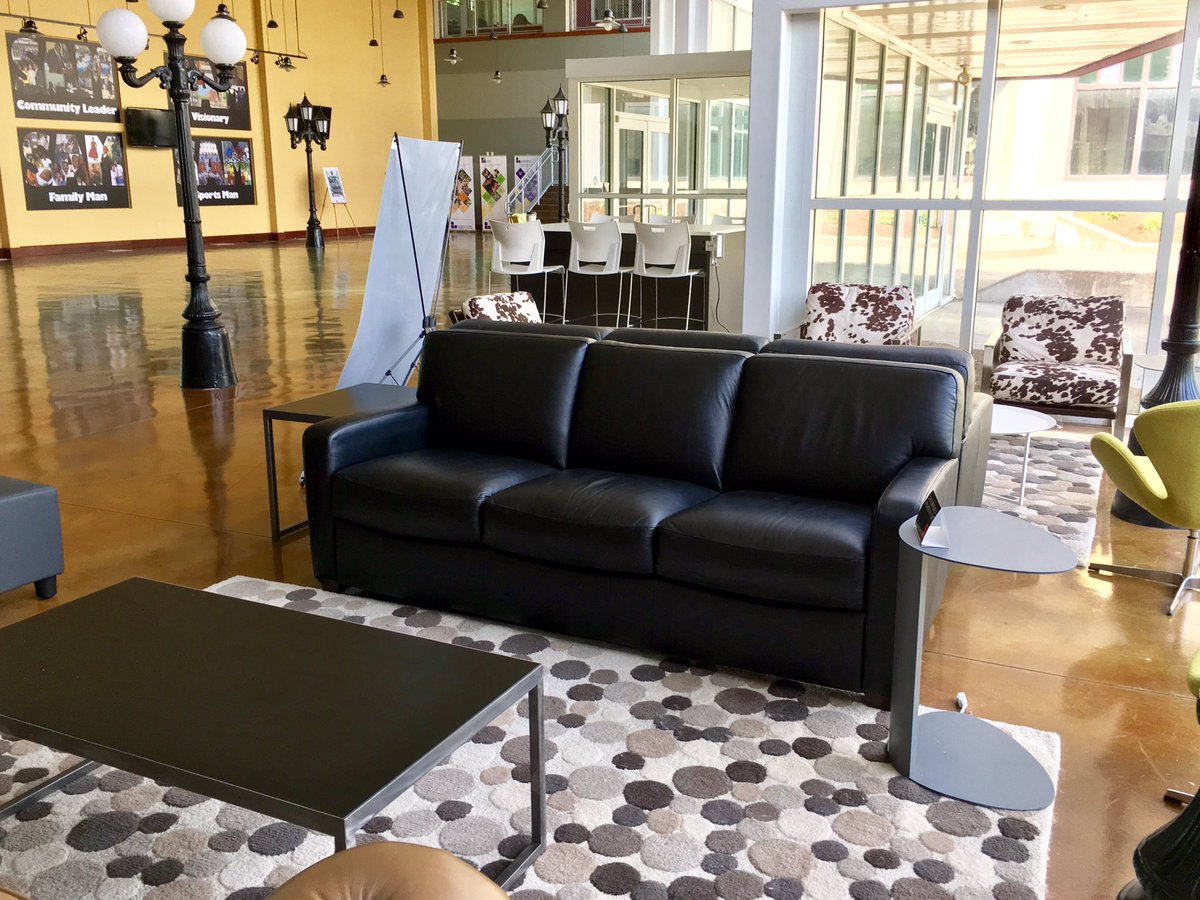 MichaelMobility's tweet photo. The new Gigabit Experience Center has free @HeineBrosCoffee and free laptop checkout for your Friday. By @PNCBank, @OPI2Lou, and @LouForward https://t.co/HZvbgz8ems