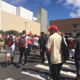 Vigilantes entram no Salvador Shopping em campanha por adesão à greve da categoria dlvr.it/PFNMmy
