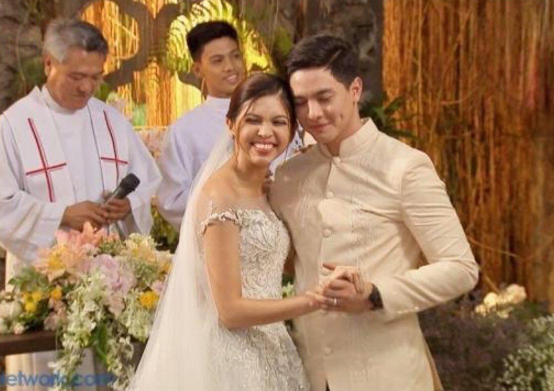 noivcalderon's tweet photo. Bakut naging emotional ang dalawa, feel ba nila ang kasal? Nagpatawa si Maine, natawa na rin si Alden. Best wishes to the newly weds.#DTBY https://t.co/Ok9hDQi8hK