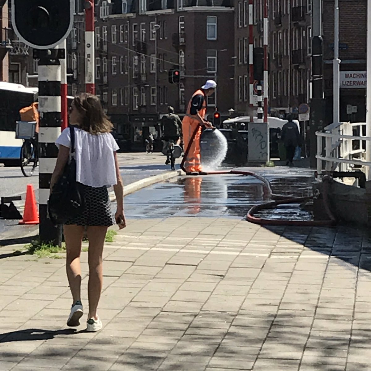 AB_Anton's tweet photo. ☀️Check: de brug wordt nat gehouden = zomerse temperaturen 👍🏻 https://t.co/ITp89a7rG5