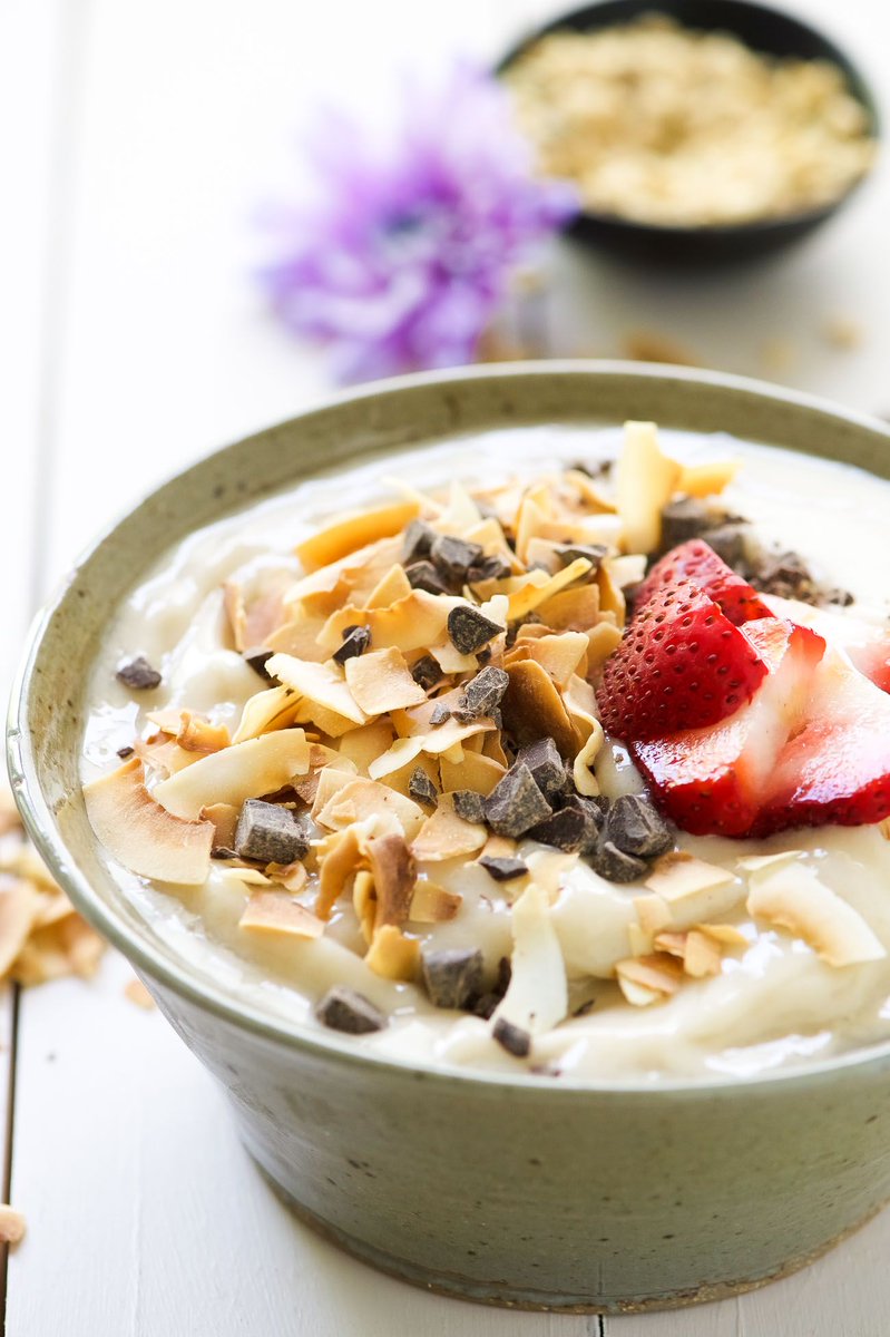 withsaltandwit's tweet photo. When the topping to smoothie ratio is on point! Dark Chocolate Toasted Coconut Smoothie Bowl #glutenfree #healthy https://t.co/ibgXaFfabE https://t.co/fVDYe1BhHb