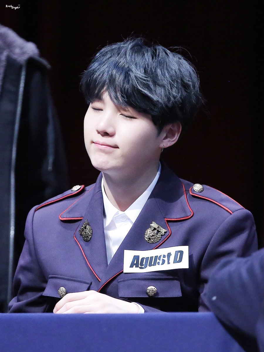 그냥 이렇게 혼자 앉아서 눈앞에 떠오르는 얼굴을 오래오래 생각하고 싶어 아무리 오래라도 절대 싫증나지 않을 것 같아

은희경, <소년을 위로해줘>