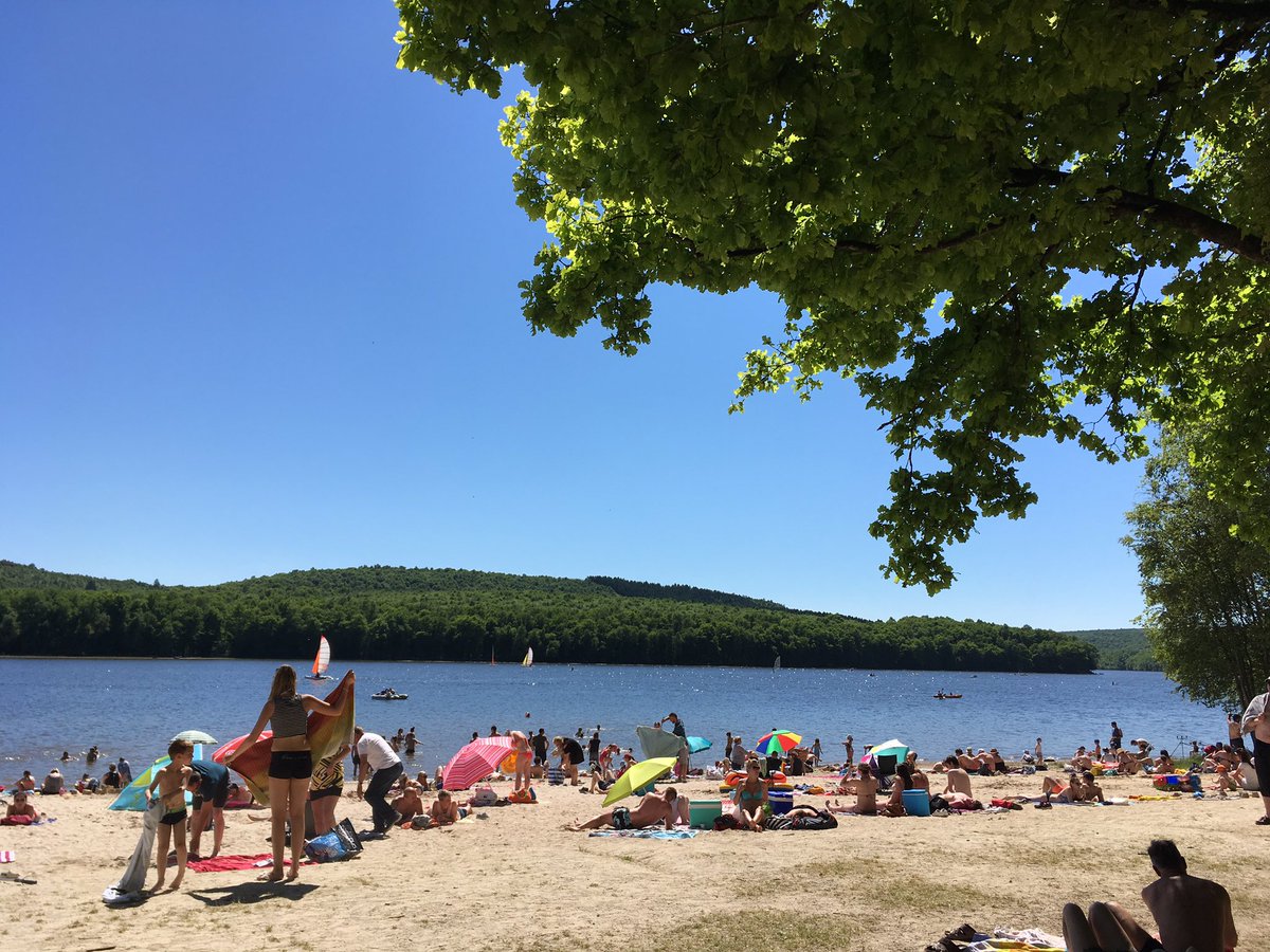 2000AJeannot's tweet photo. C'est l'été aux #Vielles Forges. #Ardennes. Foule sur la plage. Ardennes #Marne #Belgique Ils viennent profiter de ce temps magnifique https://t.co/gKQi3Zg8Yk