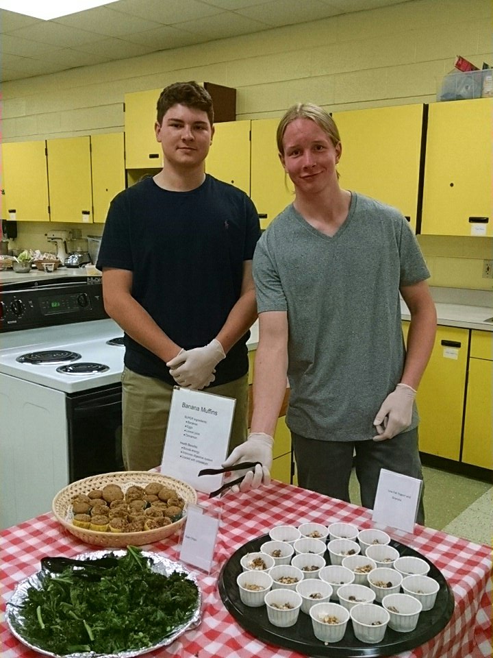 TobyGibbons1's tweet photo. Basic Foods class is presenting Super Food Friday...some great food prepared by our students. Delicious!!!! https://t.co/hFBj3W1jfd