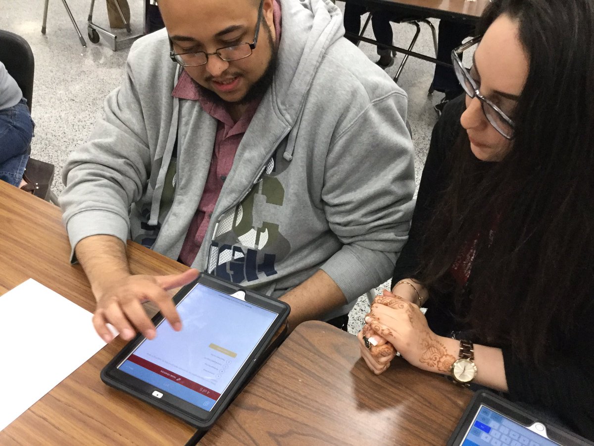 KayCole13's tweet photo. Tchrs @HodgesBendMS collaborating and learning about iPad and apps. #DPVils #DigitalPromise #weneedmore #digitalfbisd https://t.co/p7LGtt34rl