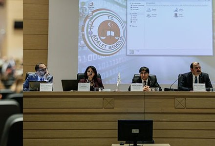 Anadolu Adalet Sarayı'nda 'Arabuluculuk' sempozyumu düzenlendi
İşçi-işveren uyuşmazlıklarına 'Arabuluculuk' geliyor
fb.me/1iTMkujRv